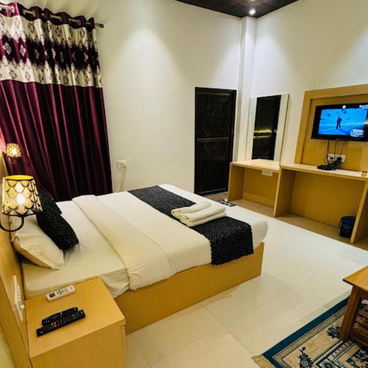 Hotel The Ramay Palace Ayodhya ภายนอก รูปภาพ