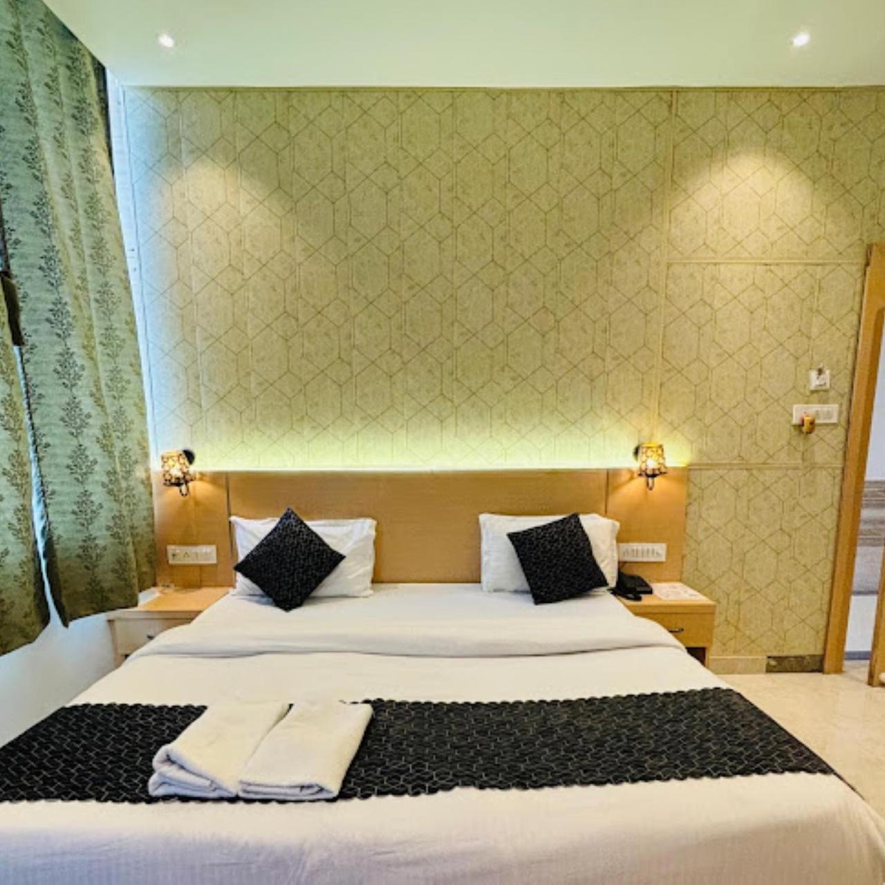 Hotel The Ramay Palace Ayodhya ภายนอก รูปภาพ