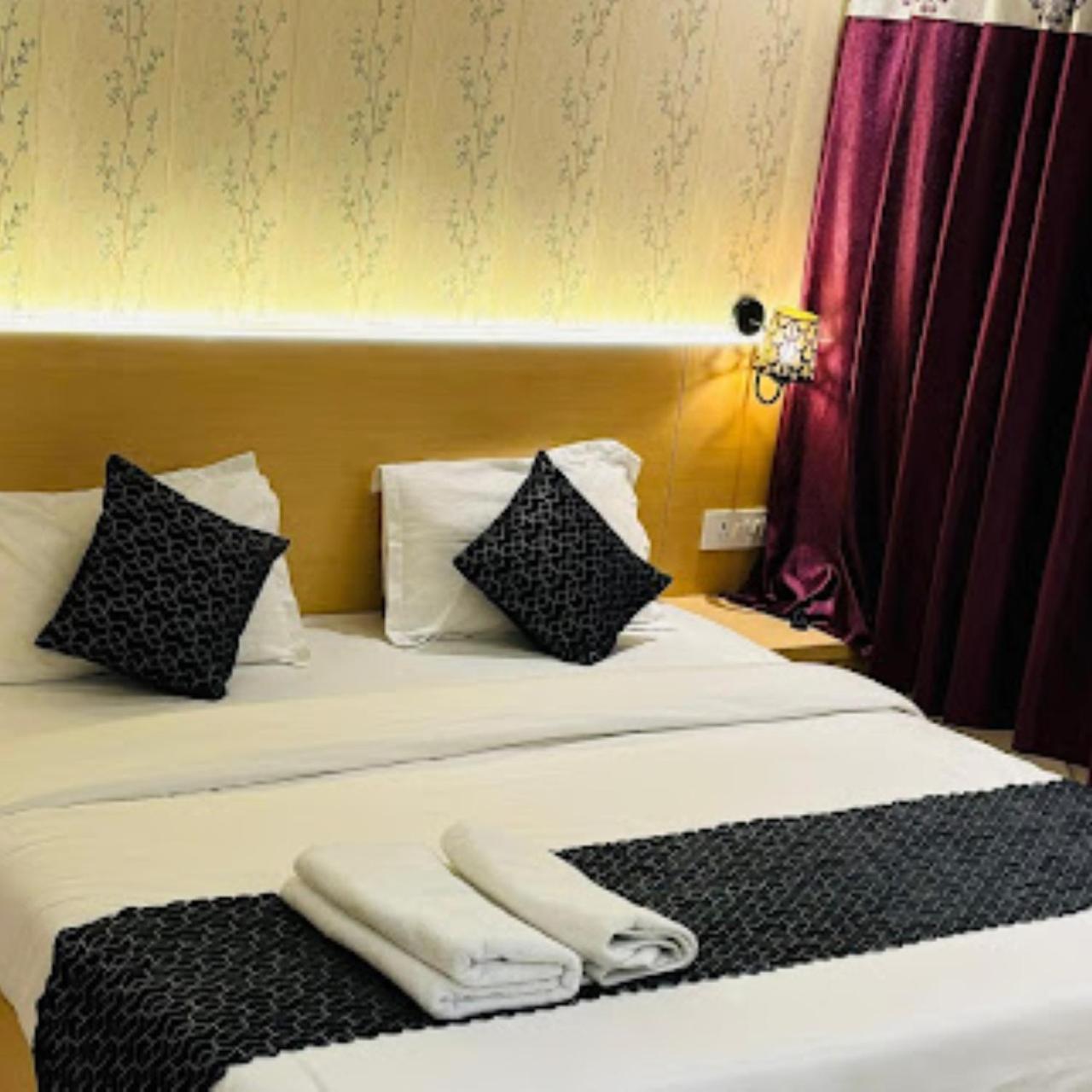 Hotel The Ramay Palace Ayodhya ภายนอก รูปภาพ