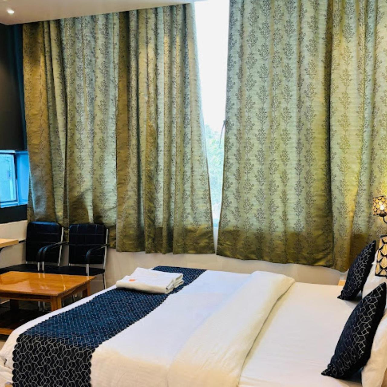 Hotel The Ramay Palace Ayodhya ภายนอก รูปภาพ